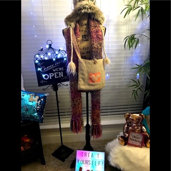 Unique bag and accessories (Hat, scarve, & purse) - Picture 6 of 12